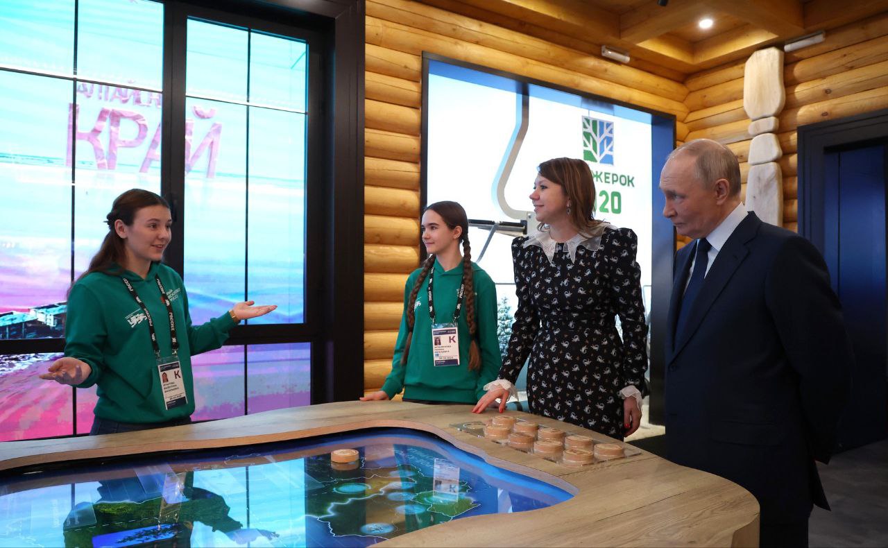 Школьница Красноярского края провела экскурсию Президенту Российской Федерации